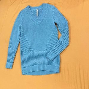 Cottan/polyester woven sweater (athleta) .